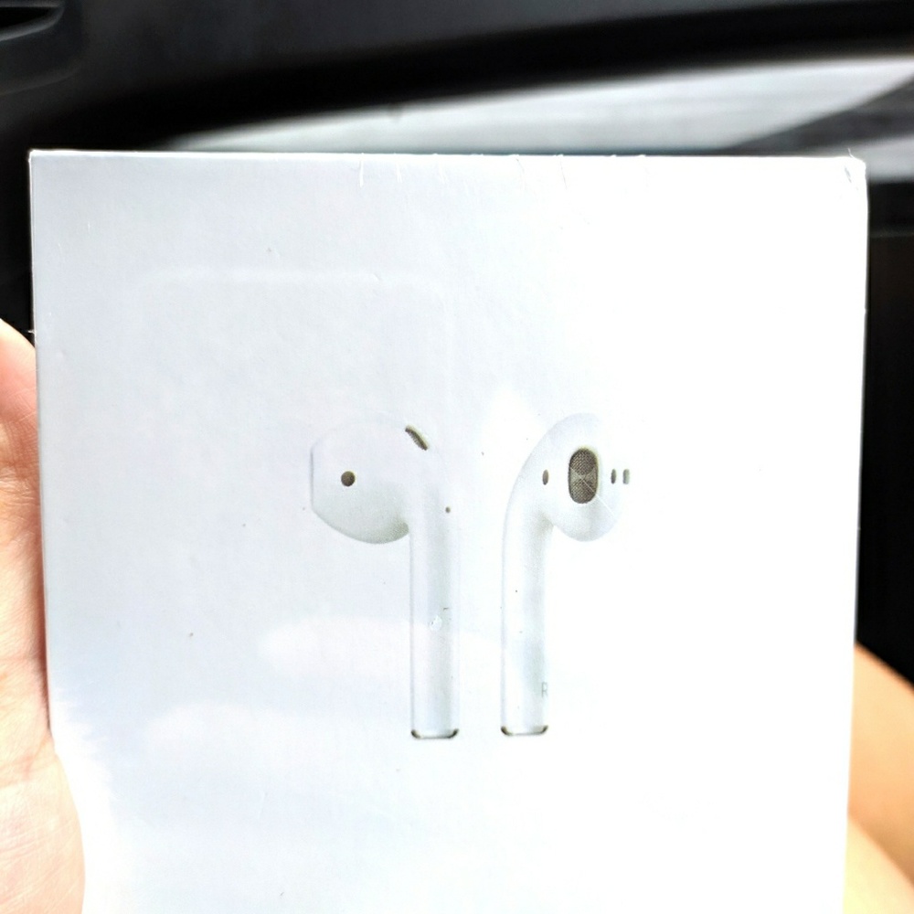 New Apple Airpods with charging case